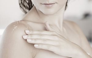 Hombro y espalda femeninos